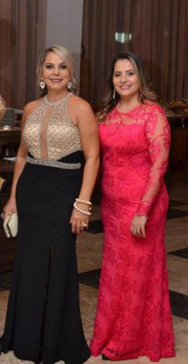 Hoje, 31, a troca de idade acontece para a elegante empresária Magna Helena. Ladeada pela amiga Waneska Esteves em noite glamourosa, Magna recebe os parabéns e votos de feliz idade nova.