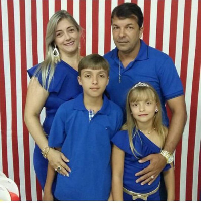 Patrícia Carrijo, aniversariante de amanhã, ao lado do esposo Uguney Carrijo, do filho Gustavo e da filha Evelyn Carrijo, que neste sábado completa seus 8 anos 