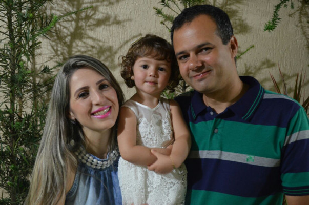 Sergio José Anjos Araújo (Serginho), aniversariante de hoje, ao lado da esposa Flaviana e sua princesinha Ana Laura 