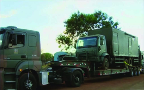 13 caminhões vão transportar dezenas de equipamentos e maquinários durante seis dias