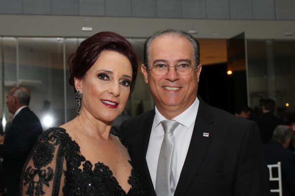  Dr. Dalto Umberto e sua Dra. Walquíria Barbosa transitando com elegância em recente evento social. Créditos : Ernane Queiroz