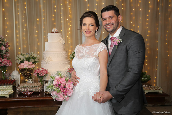 Uniram-se em matrimônio no dia 23 de setembro, o casal Suiá Maciel e Carlos Eduardo Romão. A cerimônia religiosa aconteceu no Salão Nobre do Clube Pica Pau e reuniu convidados de Brasília, Uberlândia e Araguari. Créditos : Henrique Vieira