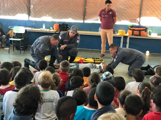 Palestrantes ensinam alunos sobre as normas e acidentes de trânsito