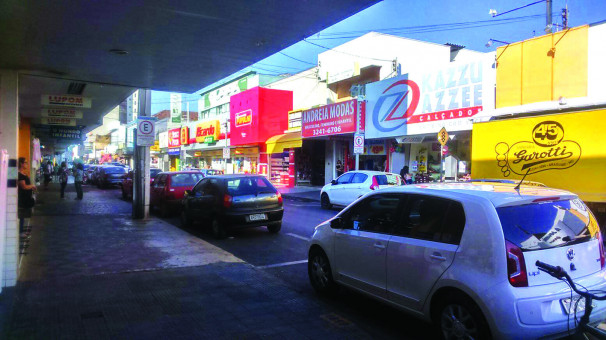 Centro permanece movimentado após implantação da Zona Azul