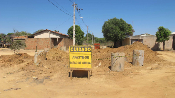 Obras de drenagem e captação de águas pluviais estão sendo realizadas na avenida Benedito Teodoro Naves