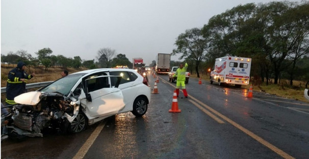 Veículos bateram de frente na BR-050 ** PRF