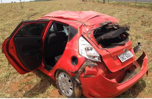 Automóvel capotou após pneu estourado na rodovia ** Divulgação