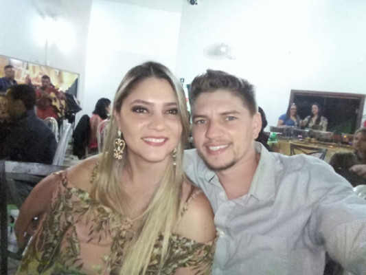 Cynthia Aparecida da Silva ao lado do esposo que aniversariou na sexta-feira, dia 6, Lucas Alves Fernandes