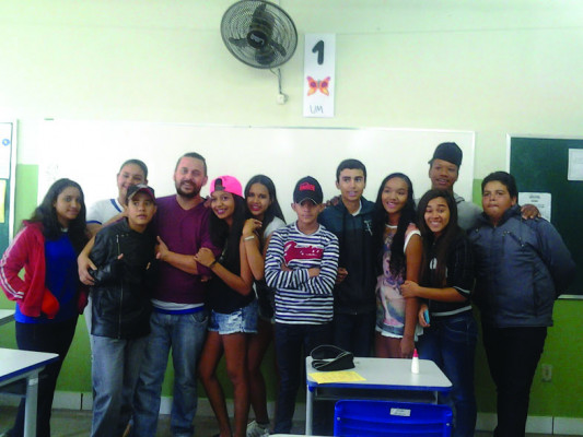 Apesar de exigir respeito em sala de aula, o professor Adriano consegue manter uma relação amigável com os estudantes