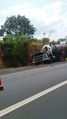 Condutor perdeu o controle de sua carreta na BR-050 ** PRF