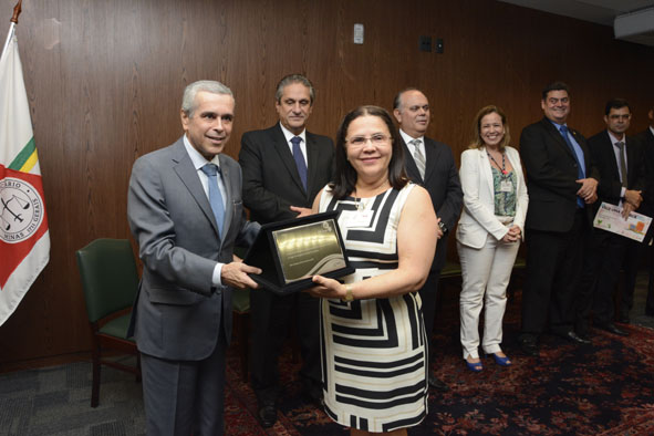 Elenice recebe a premiação do presidente do Tribunal de Justiça, desembargador Herbert Carneiro ** Divulgação 