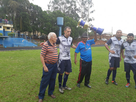 José Pereira Sobrinho, Ziza, entrega troféu em sua homenagem ** Mizza Torontolo / Equipe Futebol ao Vivo 