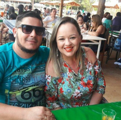 Estampando um belo sorriso e não é para menos! Os pombinhos Lorena Angeles & Rodrigo Dinato trocaram aliança e noivaram no último dia 24. Na oportunidade do aniversário da guria, Moché surpreendeu a amada com o pedido de casamento. Ficam aqui os parabéns a este lindo casal. #Vem2019