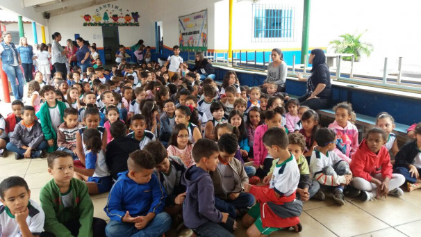 Crianças do João Pedreiro assistem peça “Dentinho Feliz”