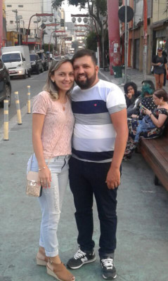 Juliana Oliveira Barbosa, aniversariante do dia 9, ao lado do esposo Márcio Oliveira