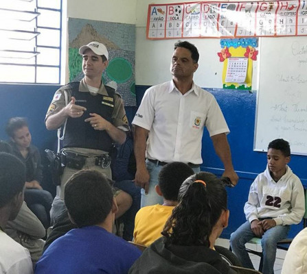 Estudantes da Escola Municipal Tenente Coronel Vilagran Cabritta foram agentes de trânsito mirins por um dia