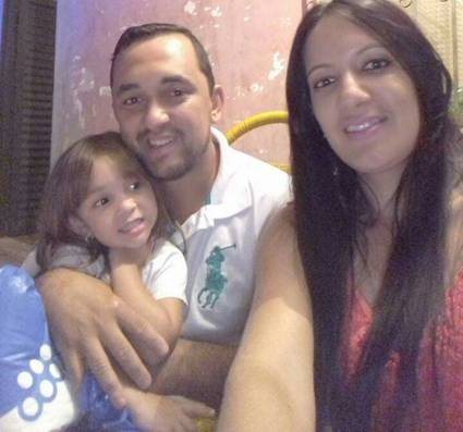 Poliana Batista Soares ao lado do esposo Wagner Aparecido e da filha Isadora