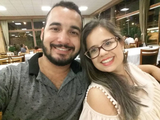 Rodrigo Cardoso aniversariante do dia 25, ao lado da esposa Mariana Porto