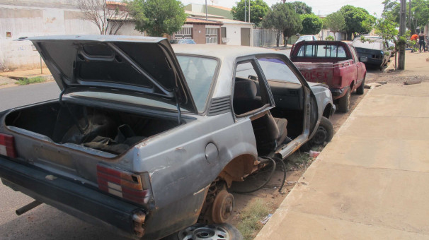 “Ferro velho” na rua Sacramento no bairro Jóquei Clube
