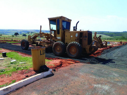 O revestimento primário em arruamentos em cinco vias do Cemitério Park