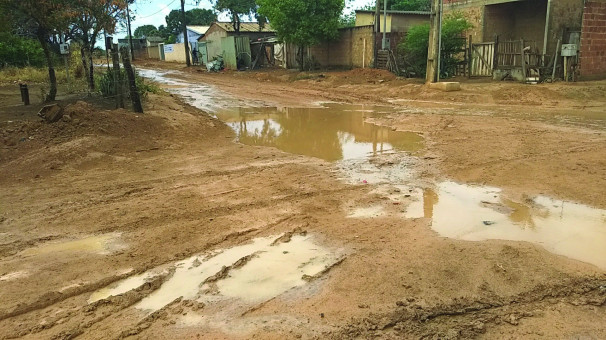 Chuva causa alagamento em vias do bairro Vieno