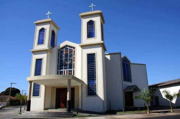 Igreja fica localizada na rua Jaime Gomes, 1665, bairro Santa Helena
