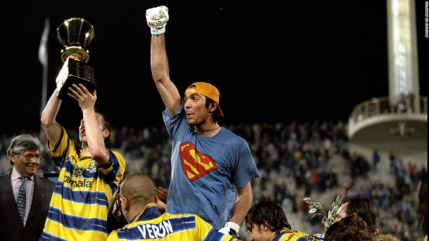 Buffon, com a camisa do Super-Homem, após conquista pelo Parma em 1999 *Divulgação