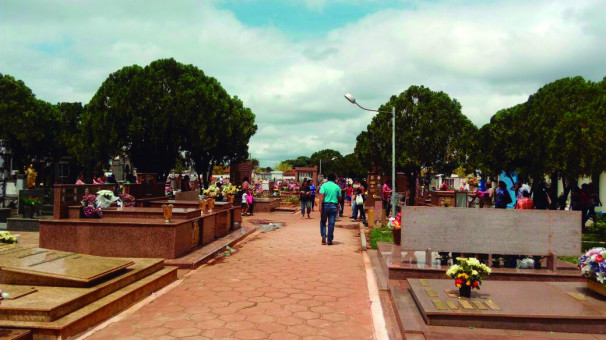Corredores do Cemitério Bom Jesus estavam vazios durante a tarde