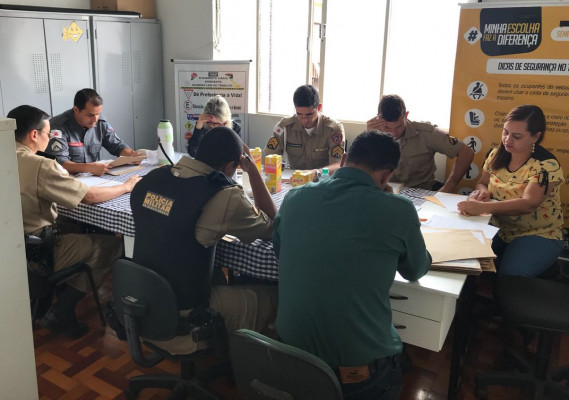 Comissão julgadora reunida para avaliar as mais de 100 poesias enviadas