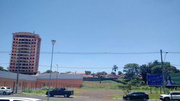 O investimento acontece em um terreno de 22 mil metros quadrados, localizado na avenida Coronel Teodolino Pereira de Araújo