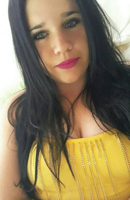 Elisabeth Silva, completa 17 anos nesta segunda-feira recebendo o carinho de familiares e amigos 