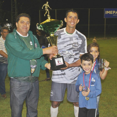 Ailton recebe o troféu de campeão