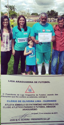 Clerinho, do Paraíso, ao lado de familiares em homenagem da LAF ** Divulgação 