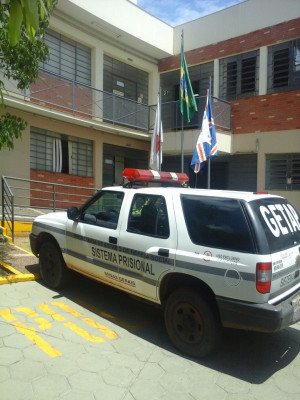 O réu foi conduzido ao Fórum numa viatura do presídio local ** Gazeta do Triângulo