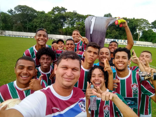 Galera do ARAFLU animada após o jogo, com direito a selfie