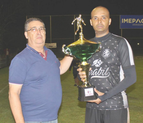 Gustavo recebe o troféu de vice-campeão