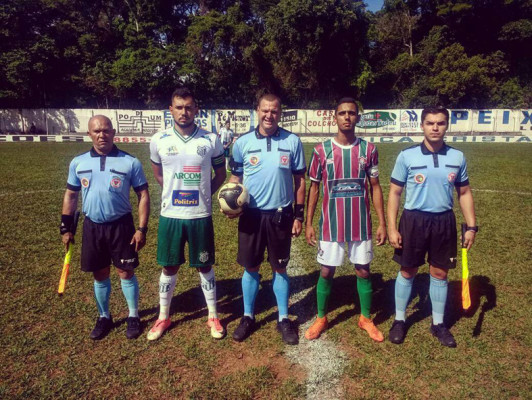 Arbitragem com os capitães Victor Hugo e Marcos Tadeu ** Divulgação 