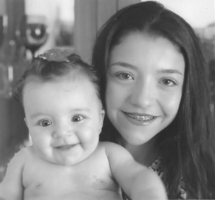 Celebrando a alegria de viver, as irmãs Amanda Freire Amaral de 6 meses e Giovanna Freire Amaral, filhas de Dr. Nilo Freire e Marcela Amaral recebem o carinho especial do avô Diomar Freire 