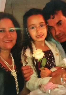 Mara Aparecida de Sousa Costa, aniversariante do dia 15 com a neta Stella Mares e o esposo Carlos Alberto da Costa, aniversariante do dia 13 