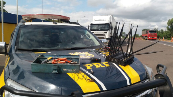 Ladrões renderam caminhoneiro e tentaram roubar a carga que seguia para Uberaba ** Ascom / PRF 