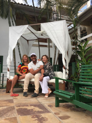 Na pérgula da piscina com Ângela Henriques, Matheus e eu... Grata a vida!