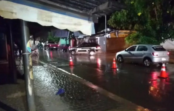O jovem foi surpreendido na porta de uma mercearia, no bairro Novo Horizonte ** Divulgação
