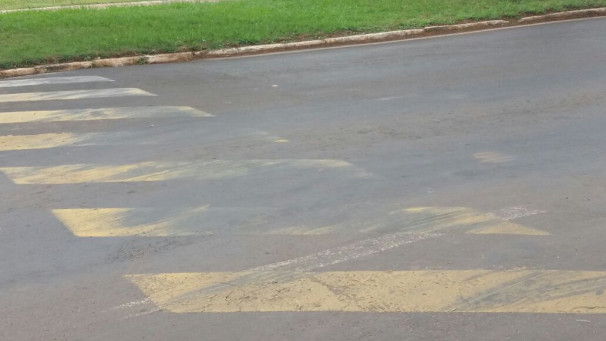 Quebra-molas estão com pintura danificada