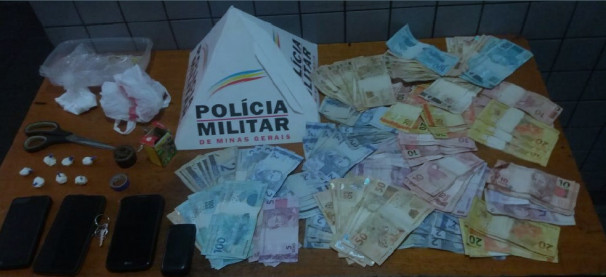 Seis porções de substância semelhante à cocaína e R$ 6.360,00 foram encontrados na residência