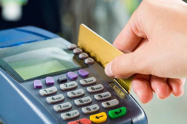Mais de dois mil trabalhadores foram afetados com o corte do cartão
