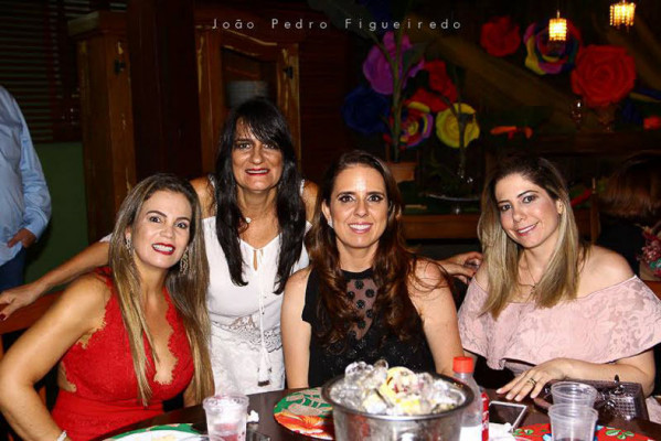 Lucia Costa com alguns convidados