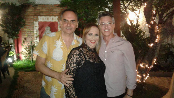 Renato Aguiar, concorridíssimo, em pose armada com amigos