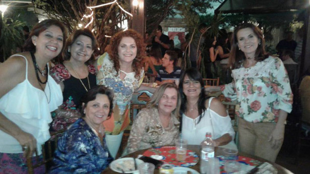 Toda gentileza Lúcia Costa circulou mesas, trocando assunto com descoladas presenças.