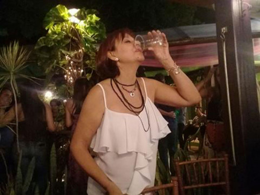 Não podia ficar de fora de jeito nenhum, um flagra de Sandra hidratando as cordas vocais...