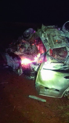 Caminhonete e Palio bateram violentamente na noite de anteontem ** Divulgação 